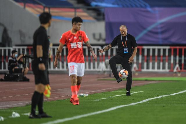 快船新援斯特鲁斯季前赛首秀仅5分钟因伤离场